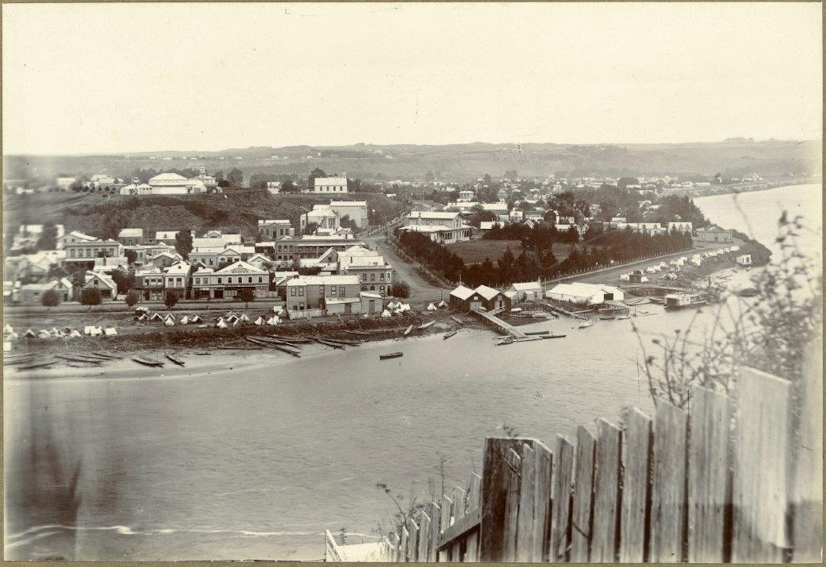 Whanganui iwi tents and waka on the river foreshore, Whanganui town, circa 1880s. Harding studio proof print, Alexander Heritage & Research Library | Te Rerenga Mai o te Kāuru